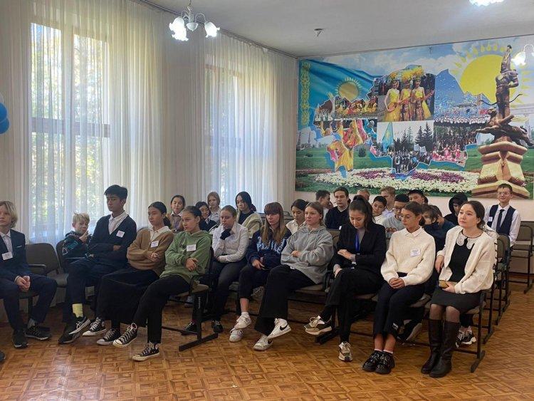 Мектеп парламентінің ұйымдастырумен, 8-11 сыныптар арасында «Буллинг және кибербуллинг» тақырыбында әңгіме өтті. Школьный Парламент провели беседу с 8-11 классами на тему " Буллинг и Кибербуллинг".