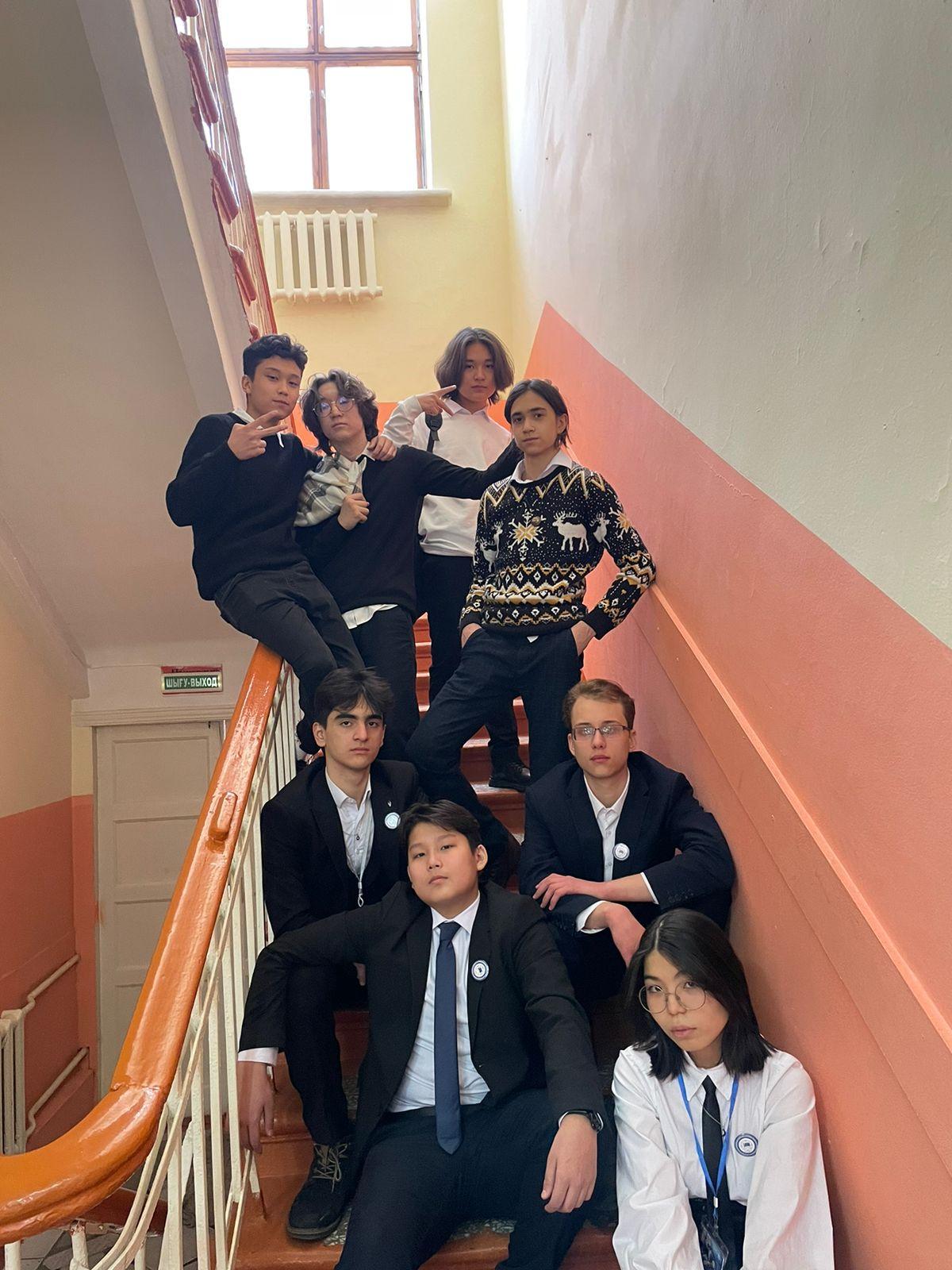 Мектеп Парламенті дұрыс тамақтану туралы сөз сөйледі. Школьный Парламент выступили о правильном питании.